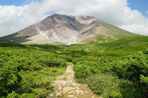 Huyền Bí Núi Asahi: Câu Chuyện Đằng Sau Biển Báo SOS