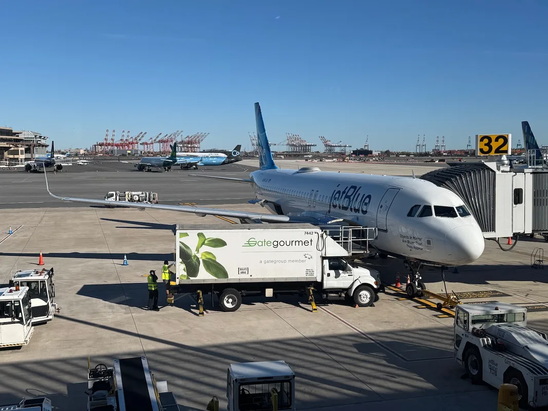 JetBlue Rút Lui Từ Newark: Liệu Có Thể Làm Tăng Khả Năng Sát Nhập Với United?