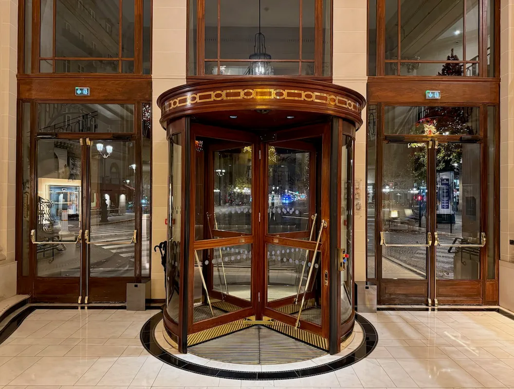 Khách Sạn Du Louvre Paris: Một Chốn Nghỉ Ngơi Đầy Lịch Sử Giữa Thành Phố Ánh Sáng