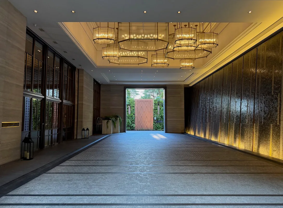 Khách Sạn Rosewood Bangkok: Đánh Giá Chi Tiết Cho Du Khách Việt