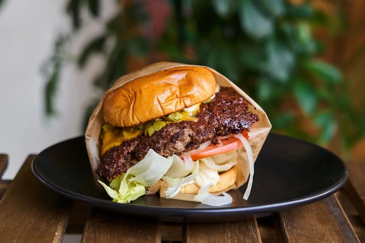 Khám Phá 10 Tiệm Burger Ngon Nhất Los Angeles: Món Ăn Không Thể Bỏ Lỡ