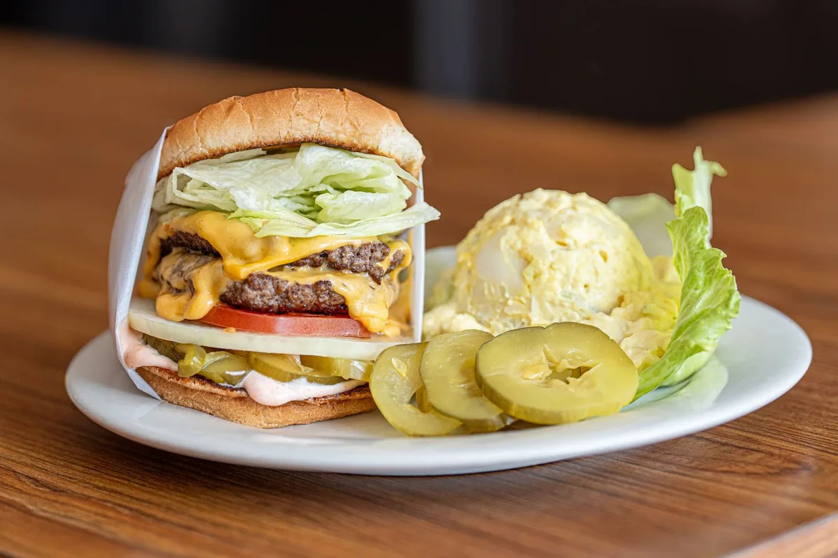Khám Phá 10 Tiệm Burger Ngon Nhất Los Angeles: Món Ăn Không Thể Bỏ Lỡ