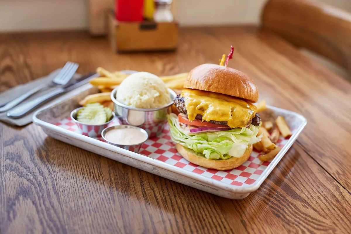 Khám Phá 10 Tiệm Burger Ngon Nhất Los Angeles: Món Ăn Không Thể Bỏ Lỡ