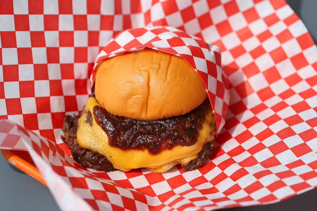 Khám Phá 10 Tiệm Burger Ngon Nhất Los Angeles: Món Ăn Không Thể Bỏ Lỡ