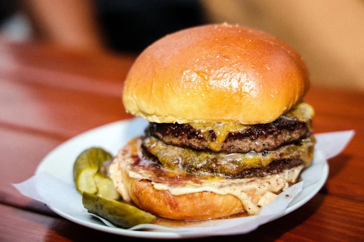 Khám Phá 10 Tiệm Burger Ngon Nhất Los Angeles: Món Ăn Không Thể Bỏ Lỡ