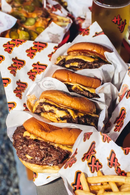 Khám Phá 10 Tiệm Burger Ngon Nhất Los Angeles: Món Ăn Không Thể Bỏ Lỡ
