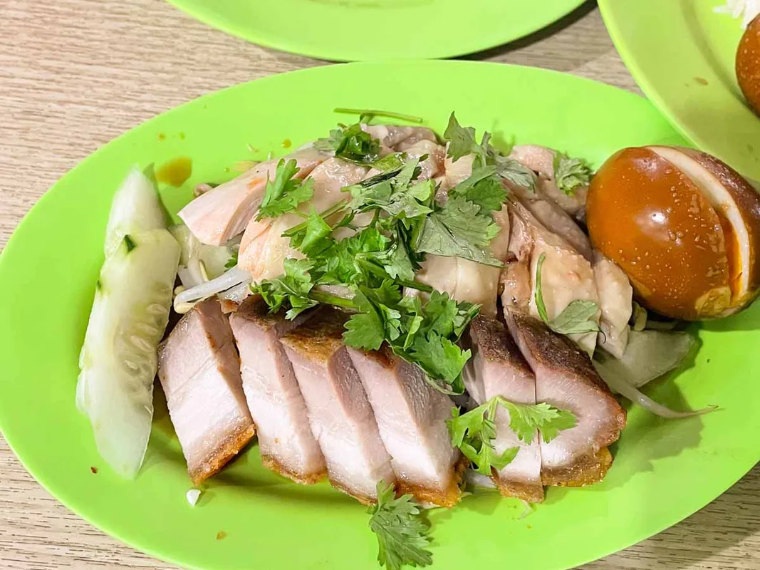 Khám Phá 139 Hainan Chicken Rice: Cơm Gà Chất Lượng Giá Rẻ Tại Singapore