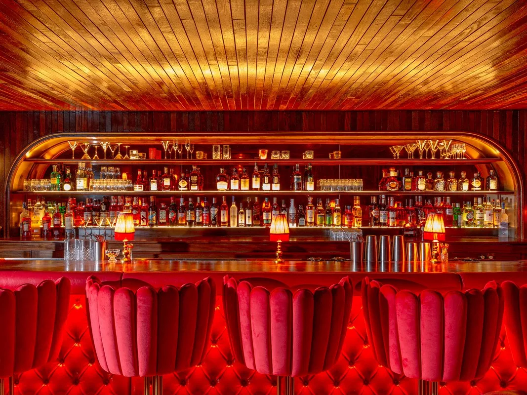 Khám Phá 23 Quán Bar Tốt Nhất Tại Boston: Từ Speakeasy Đến Rượu Tự Nhiên