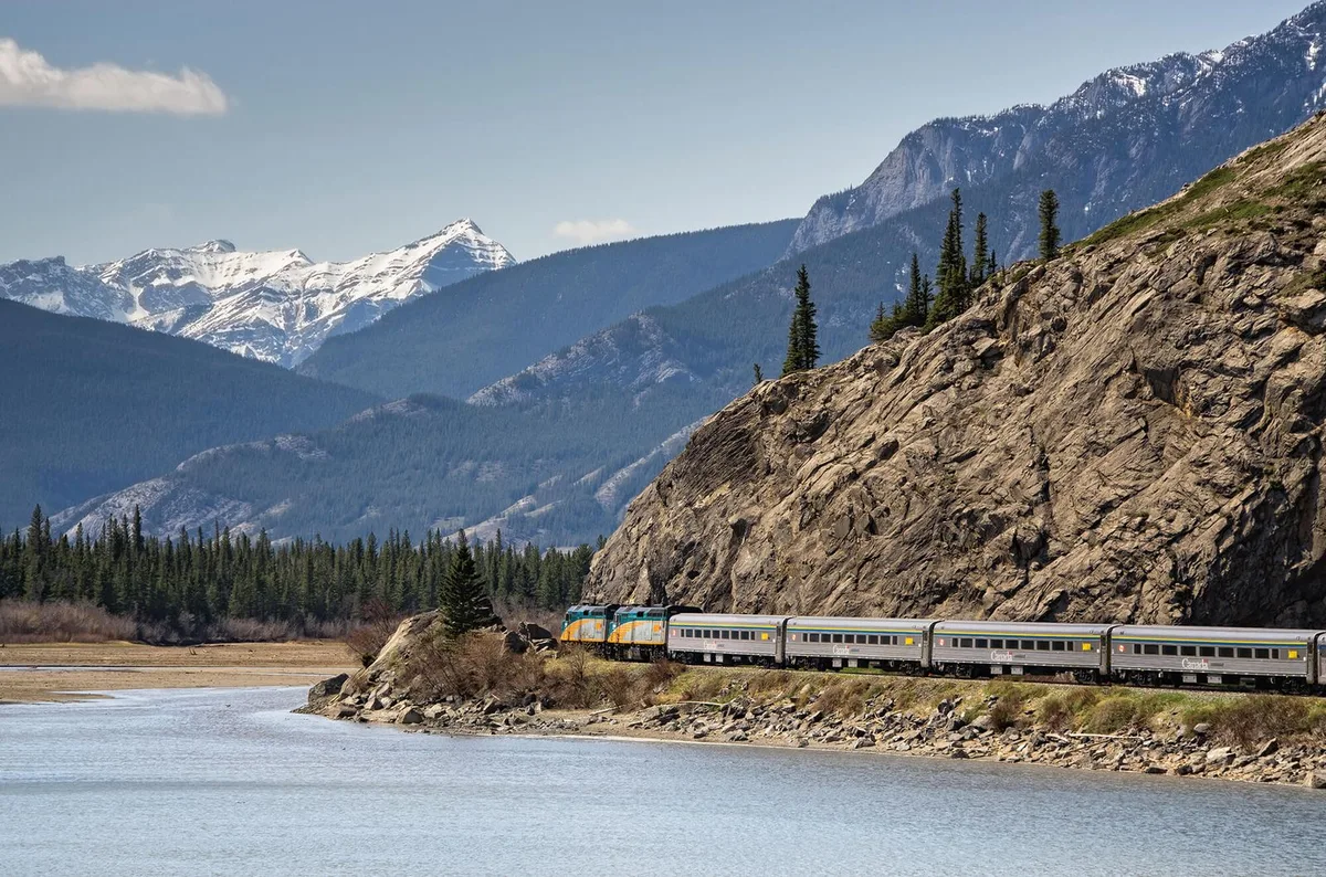 Khám Phá 5 Hành Trình Tàu Hỏa Tuyệt Đẹp Ở Canada Mùa Hè Này