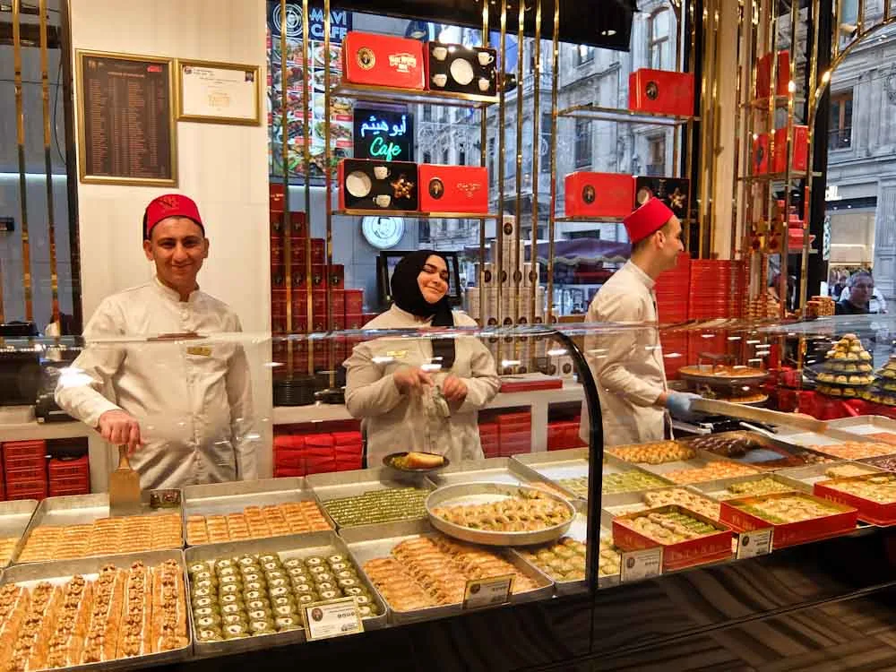 Khám Phá Ẩm Thực Istanbul: Những Nơi Ẩn Giấu Đáng Thử