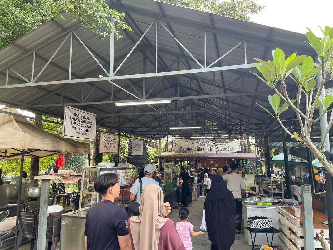 Khám Phá Anjung Hijau Lin Swandee: Nasi Lemak Chỉ 4 Ringgit và Những Món Ngon Khác