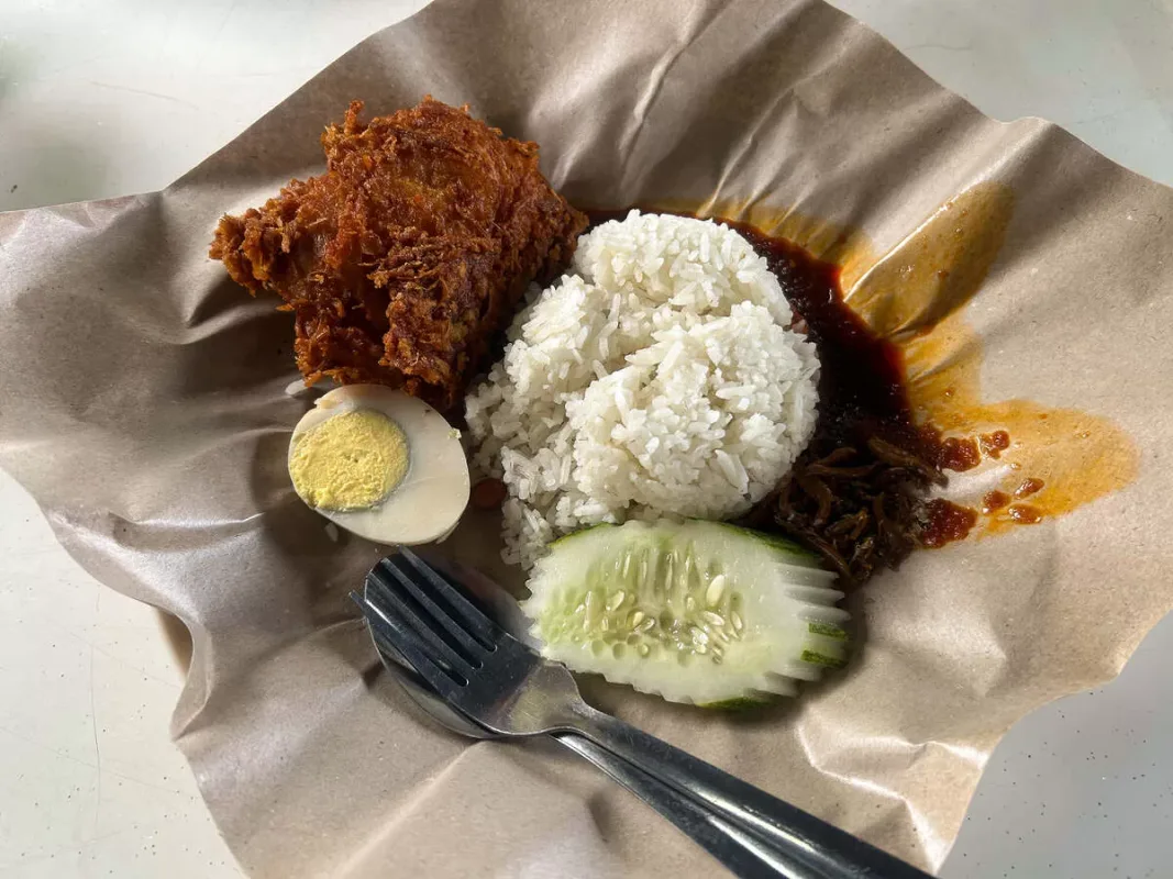 Khám Phá Anjung Hijau Lin Swandee: Nasi Lemak Chỉ 4 Ringgit và Những Món Ngon Khác