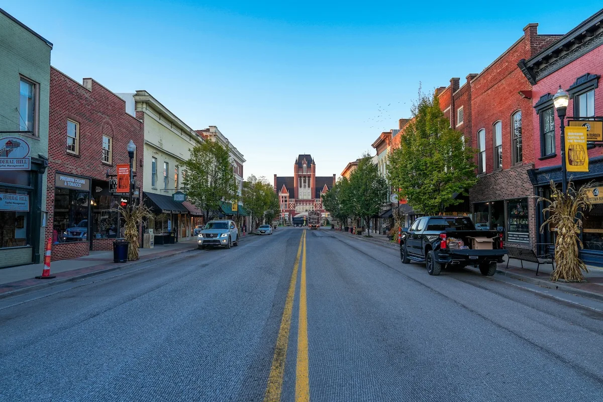 Khám Phá Bardstown, Kentucky: Nơi Bán Rượu Bourbon Nổi Tiếng Nhưng Không Chỉ Thế