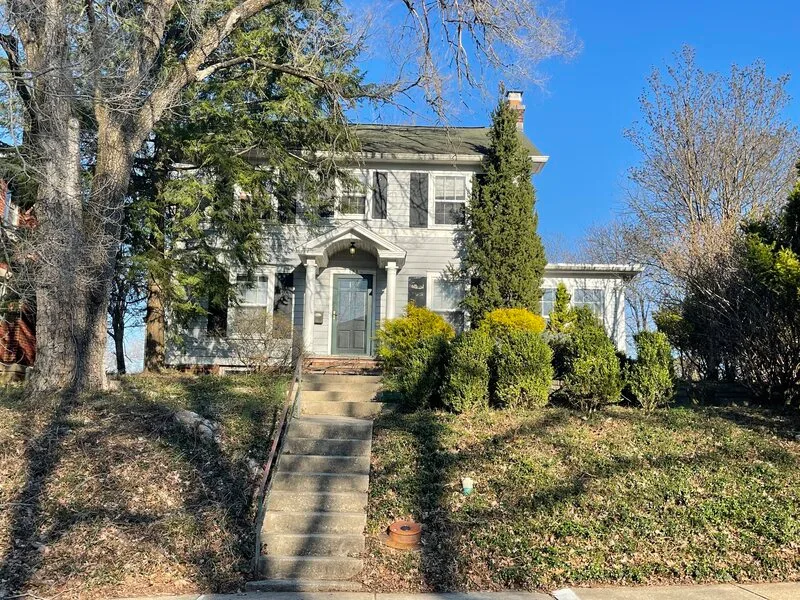 Khám Phá Bloomington: Từ Bức Tượng Janeway Đến Ngôi Nhà Cổ của Mẹ