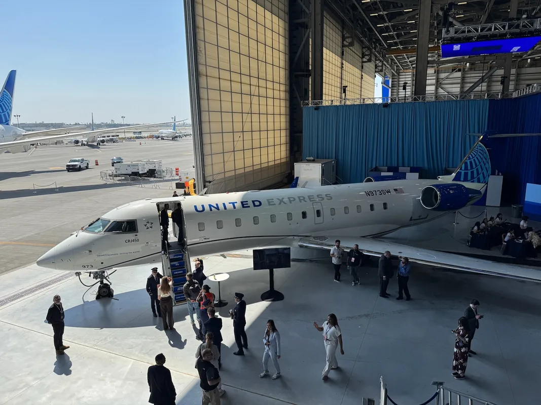 Khám Phá CRJ450 Mới Từ United Airlines: Biến Hóa Khác Biệt Cho Chiếc Máy Bay Được Yêu Cầu Hay Chê