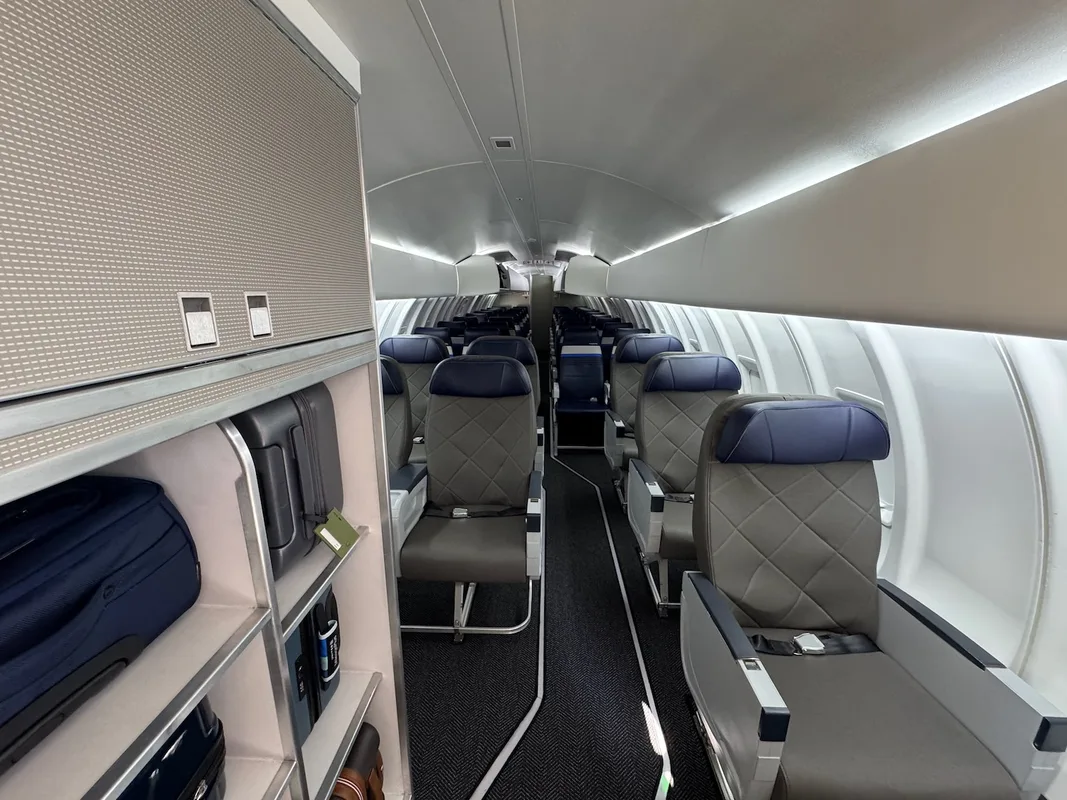 Khám Phá CRJ450 Mới Từ United Airlines: Biến Hóa Khác Biệt Cho Chiếc Máy Bay Được Yêu Cầu Hay Chê