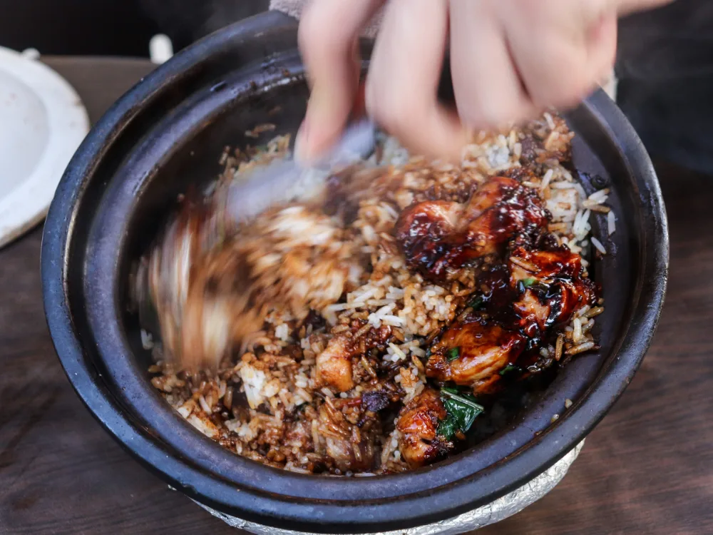 Khám Phá Deng Wen Ji: Hokkien Mee, Cơm Niêu và Wanton Mee Xuất Sắc Tại Singapore