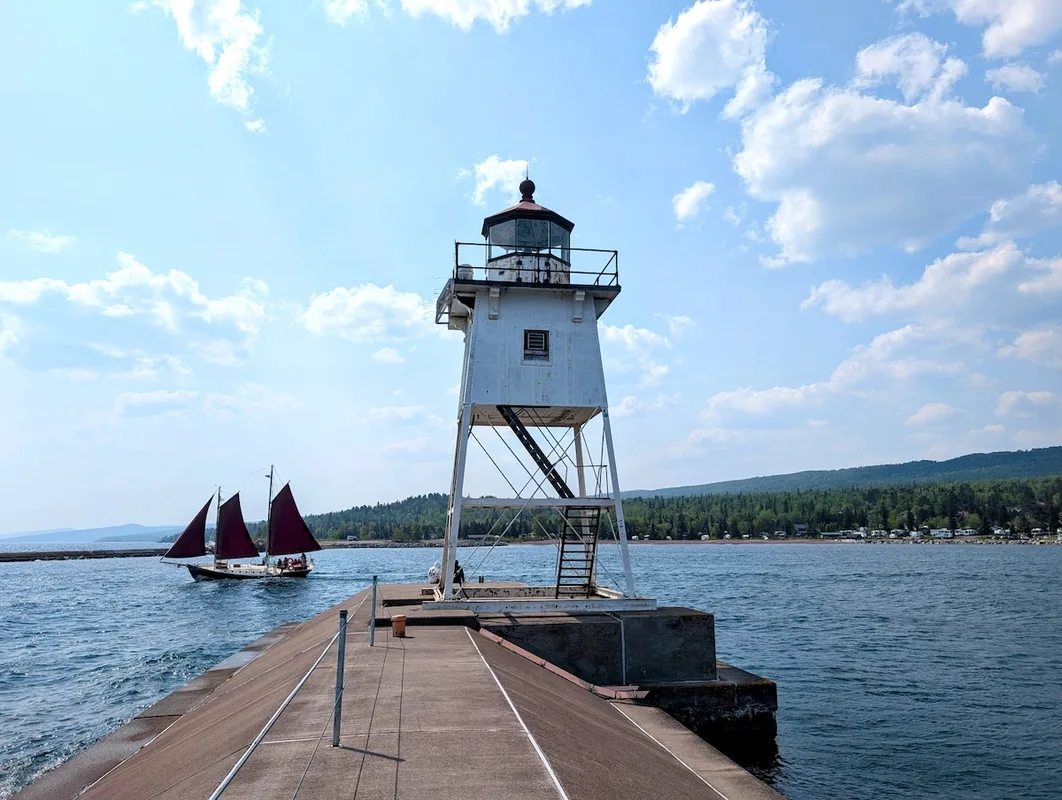 Khám Phá Grand Marais: Thị Trấn Nhỏ Bên Hồ Tuyệt Đẹp Tại Minnesota