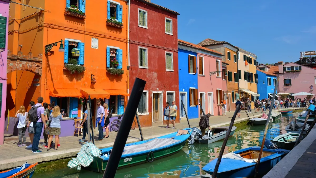 Khám Phá Hòn Đảo Nhiều Màu Sắc Nhất Thế Giới Tại Italy