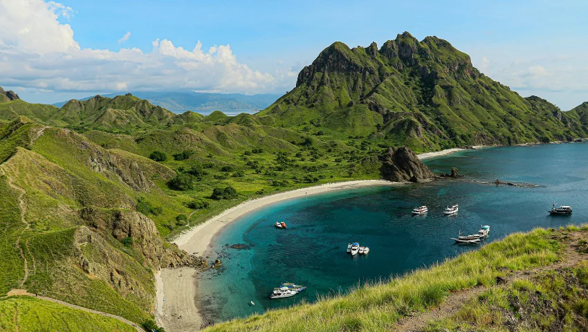 Khám Phá Indonesia: Các Loại Tàu, Lộ Trình và Lựa Chọn Du Khách