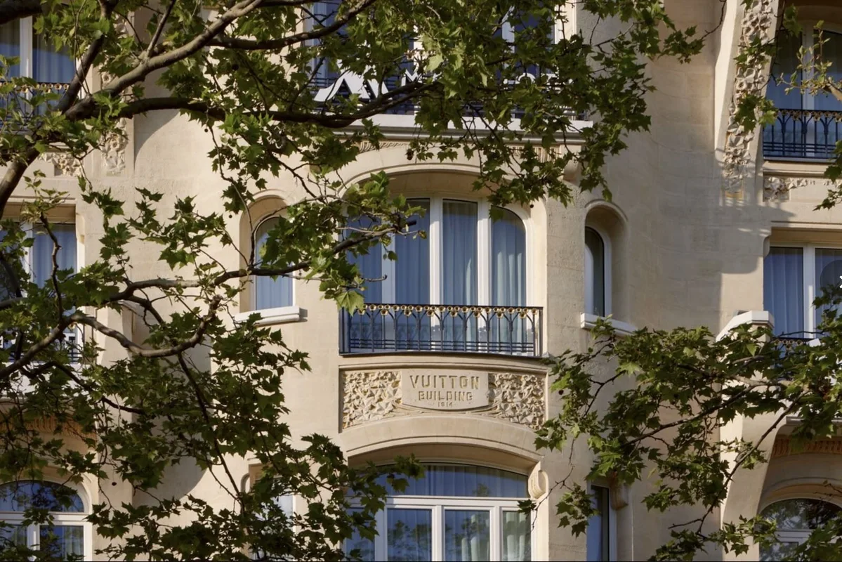 Khám Phá Khách Sạn 5 Sao Paris và Lịch Sử Thời Trang Ẩn Giấu