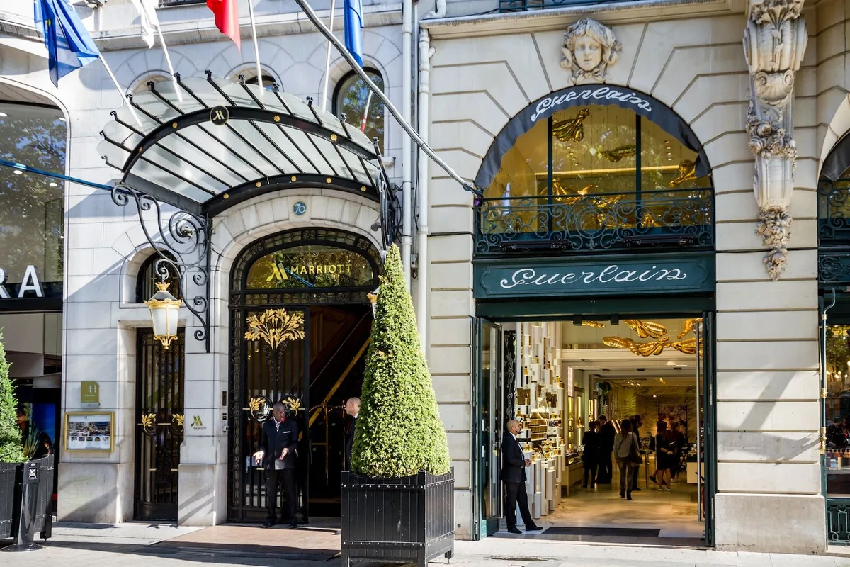 Khám Phá Khách Sạn 5 Sao Paris và Lịch Sử Thời Trang Ẩn Giấu