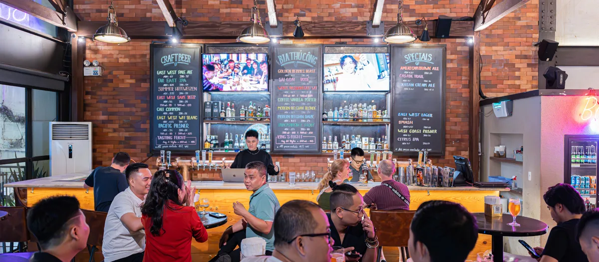 Khám Phá Không Gian Bia Thủ Công Tại East West Brewing, Sài Gòn
