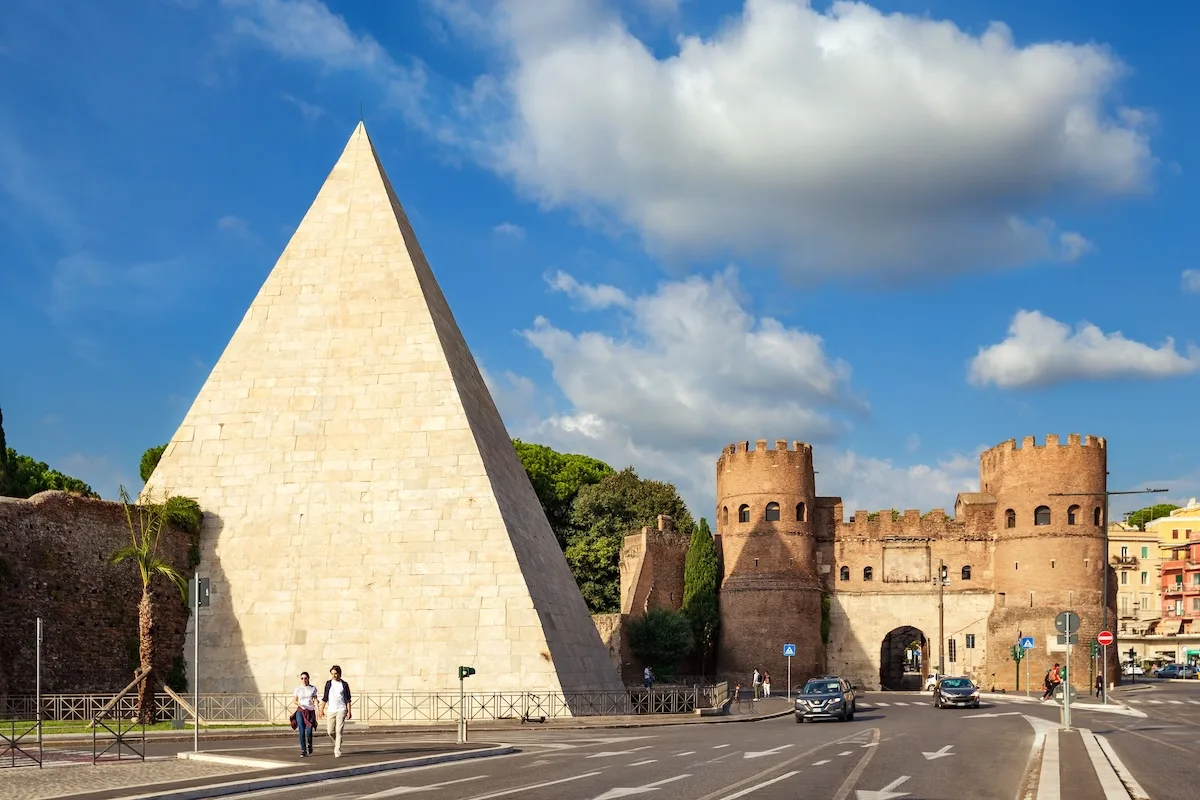 Khám Phá Kim Tự Tháp Cestius: Một Hành Trình Độc Đáo Giữa Rome