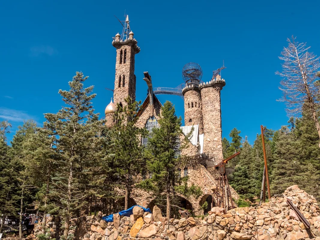 Khám Phá Lâu Đài Kỳ Lạ Giữa Núi Non Colorado