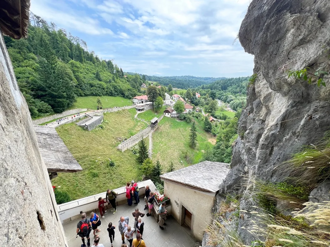 Khám Phá Lâu Đài Predjama: Kiến Trúc Độc Đáo Trong Hang Động Slovenia