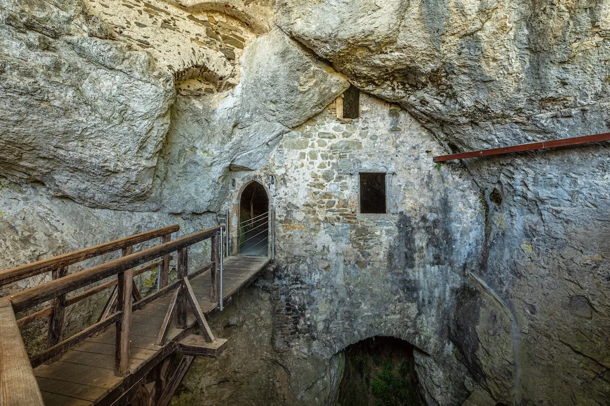 Khám Phá Lâu Đài Predjama: Kiến Trúc Độc Đáo Trong Hang Động Slovenia