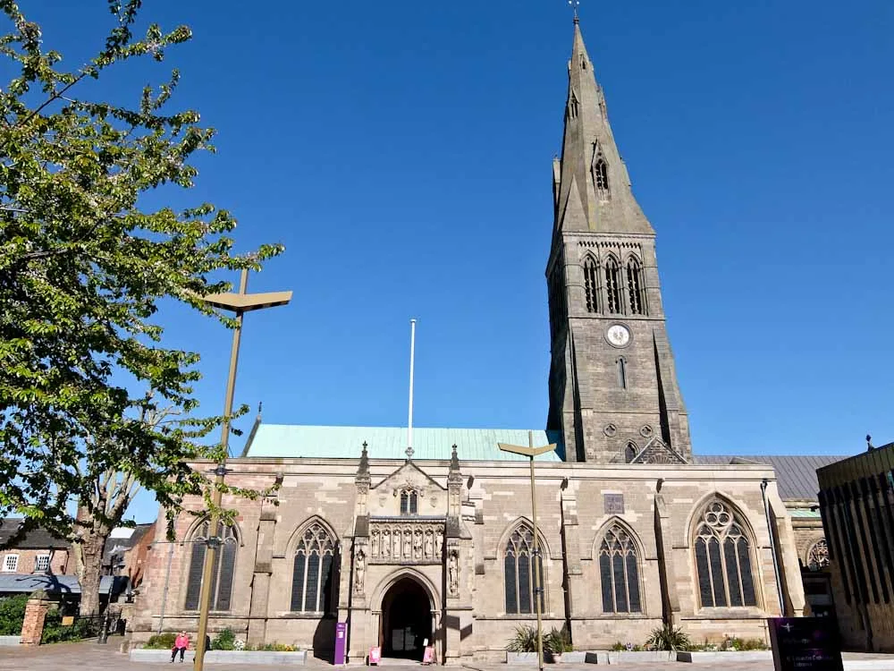 Khám Phá Leicester: Hơn Cả Một Vị Vua Chết Trong Bãi Đỗ Xe