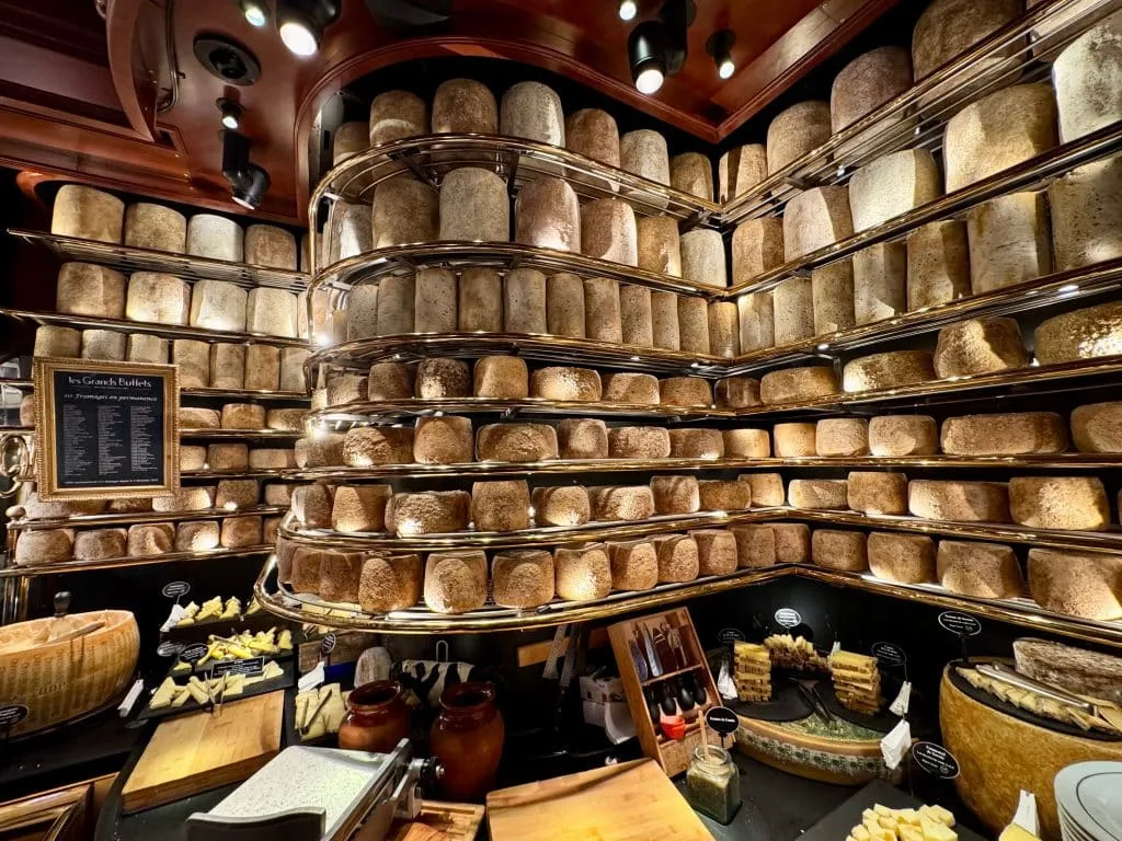 Khám Phá Les Grands Buffets: Có Thực Sự Đáng Giá Không?