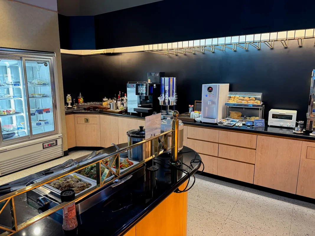 Khám Phá Lounge SilverKris của Singapore Airlines Tại Taipei: Đậm Đà Hương Vị Bánh Mì Tỏi