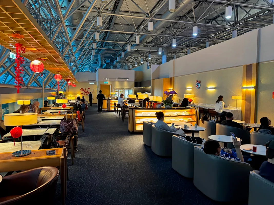 Khám Phá Lounge SilverKris của Singapore Airlines Tại Taipei: Đậm Đà Hương Vị Bánh Mì Tỏi