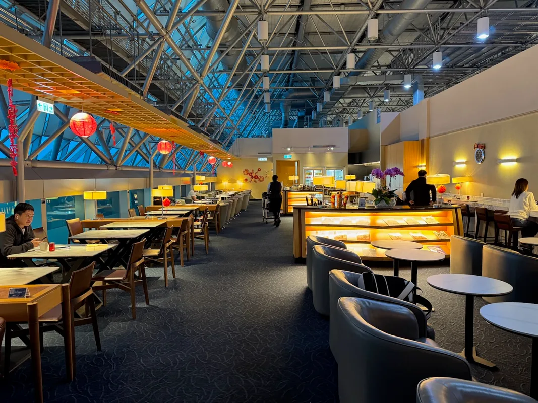 Khám Phá Lounge SilverKris của Singapore Airlines Tại Taipei: Đậm Đà Hương Vị Bánh Mì Tỏi