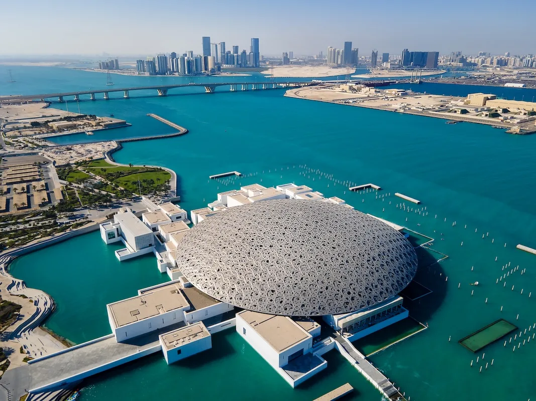 Khám Phá Louvre Abu Dhabi: Viên Ngọc Văn Hóa ở Trung Đông