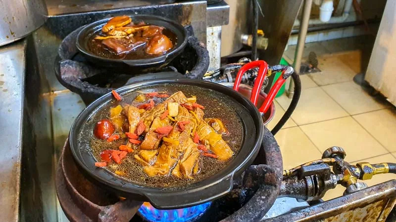 Khám Phá Món Chân Giò Giấm Phong Cách Hong Kong Tại Chinatown Singapore