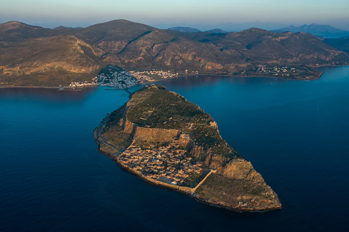 Khám Phá Monemvasia: Thị Trấn Trung Cổ Ẩn Sau Đá Vôi Khổng Lồ
