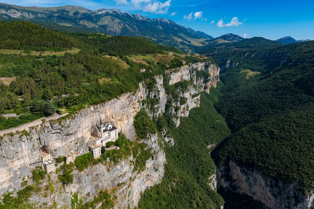 Khám Phá Nhà Thờ Núi Ẩn Giấu Tại Ý: Santuario della Madonna della Corona
