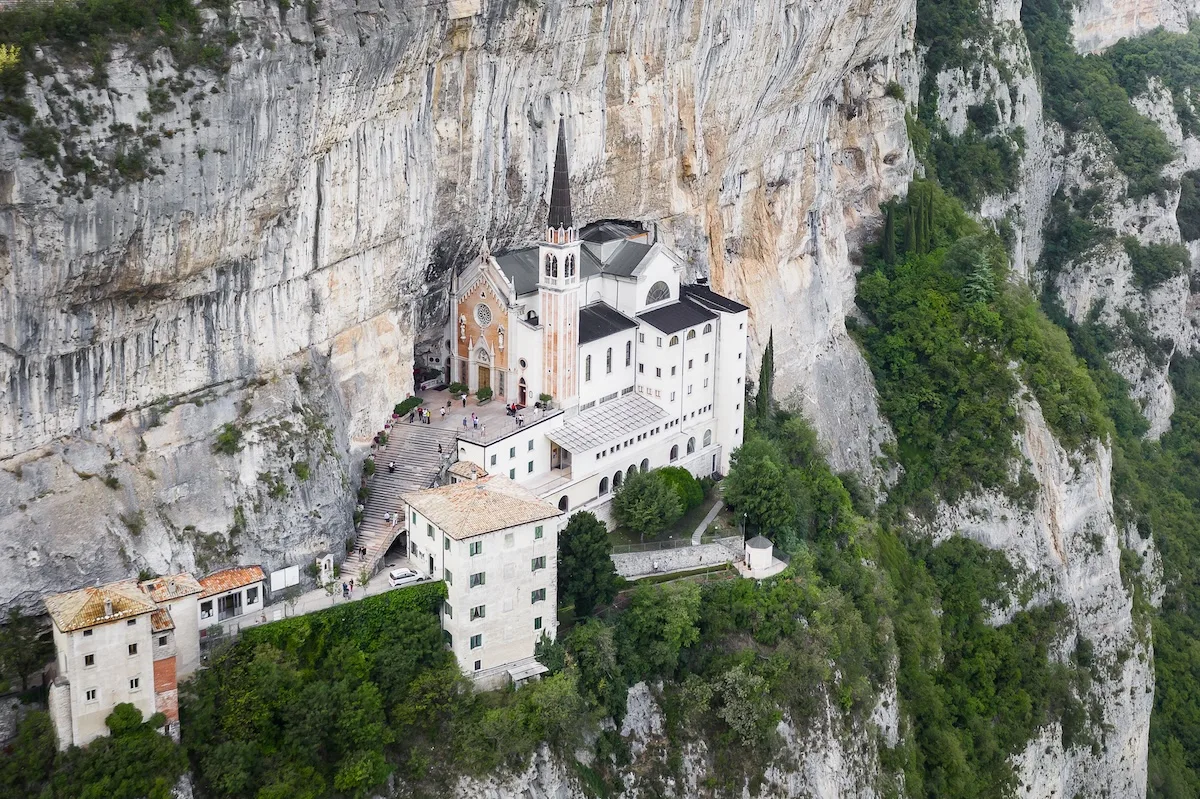 Khám Phá Nhà Thờ Núi Ẩn Giấu Tại Ý: Santuario della Madonna della Corona