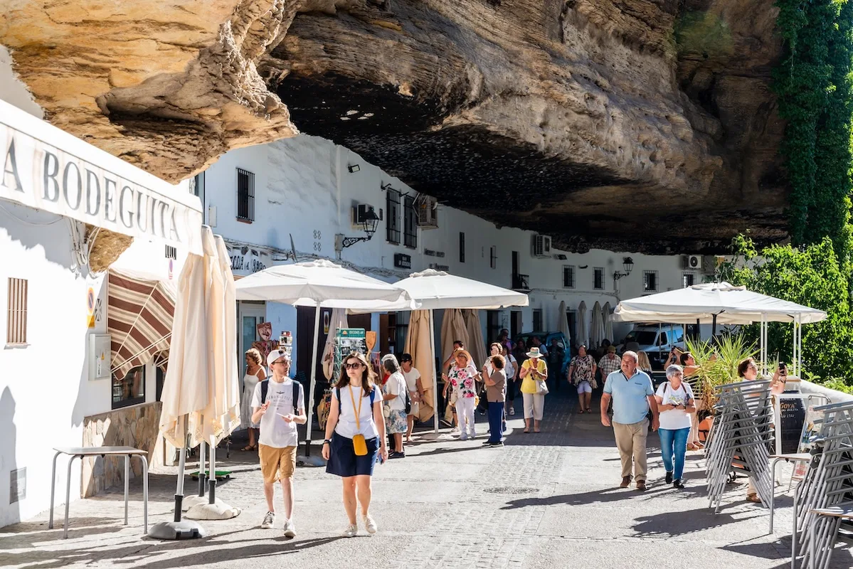 Khám Phá Setenil de las Bodegas: Thị Trấn Trắng Nổi Bật Giữa Những Tảng Đá Khổng Lồ