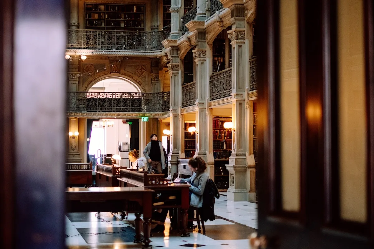 Khám Phá Thư Viện George Peabody: Viên Ngọc Trong Lòng Baltimore