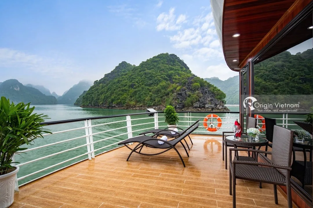 Khám Phá Vẻ Đẹp Bình Yên Của Vịnh Lan Hạ: Nên Đi Hay Không?
