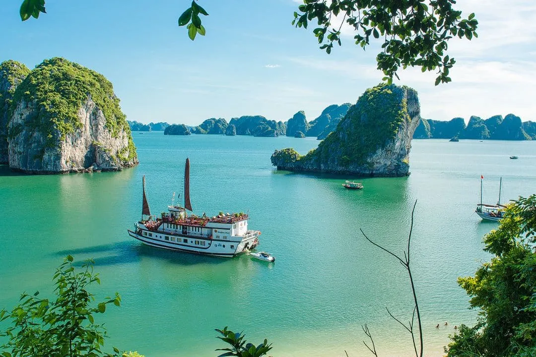 Khám Phá Vẻ Đẹp Bình Yên Của Vịnh Lan Hạ: Nên Đi Hay Không?