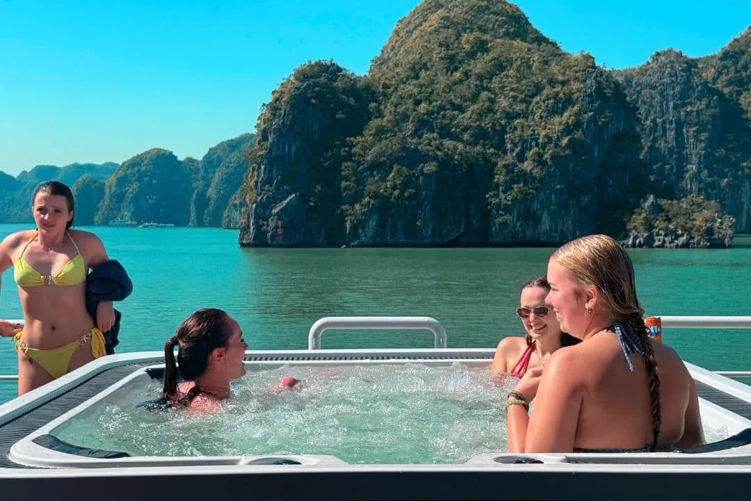 Khám Phá Vịnh Lan Hạ: Chọn Chuyến Du Thuyền Trong Ngày Hay Ngủ Nghỉ Trên Tàu?