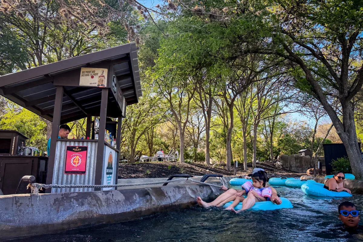 Kỳ Nghỉ Tuyệt Vời Bên Hồ Bơi Như Bãi Biển Tại San Antonio