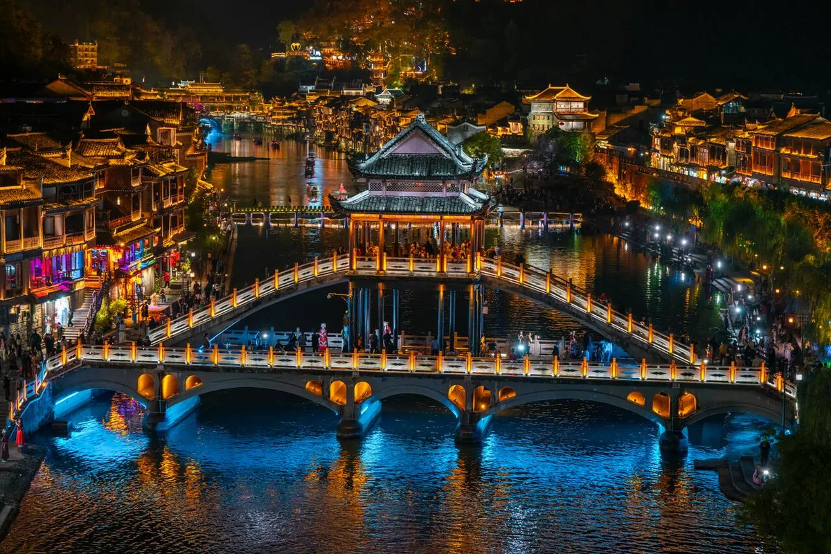 Lạc Lối Ở Phượng Hoàng Cổ Trấn: Chuyến Đi Xuyên Thời Gian
