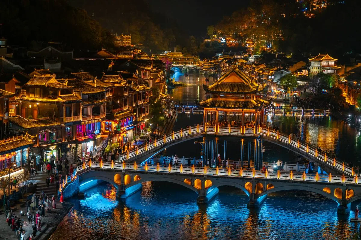 Lạc Lối Ở Phượng Hoàng Cổ Trấn: Chuyến Đi Xuyên Thời Gian