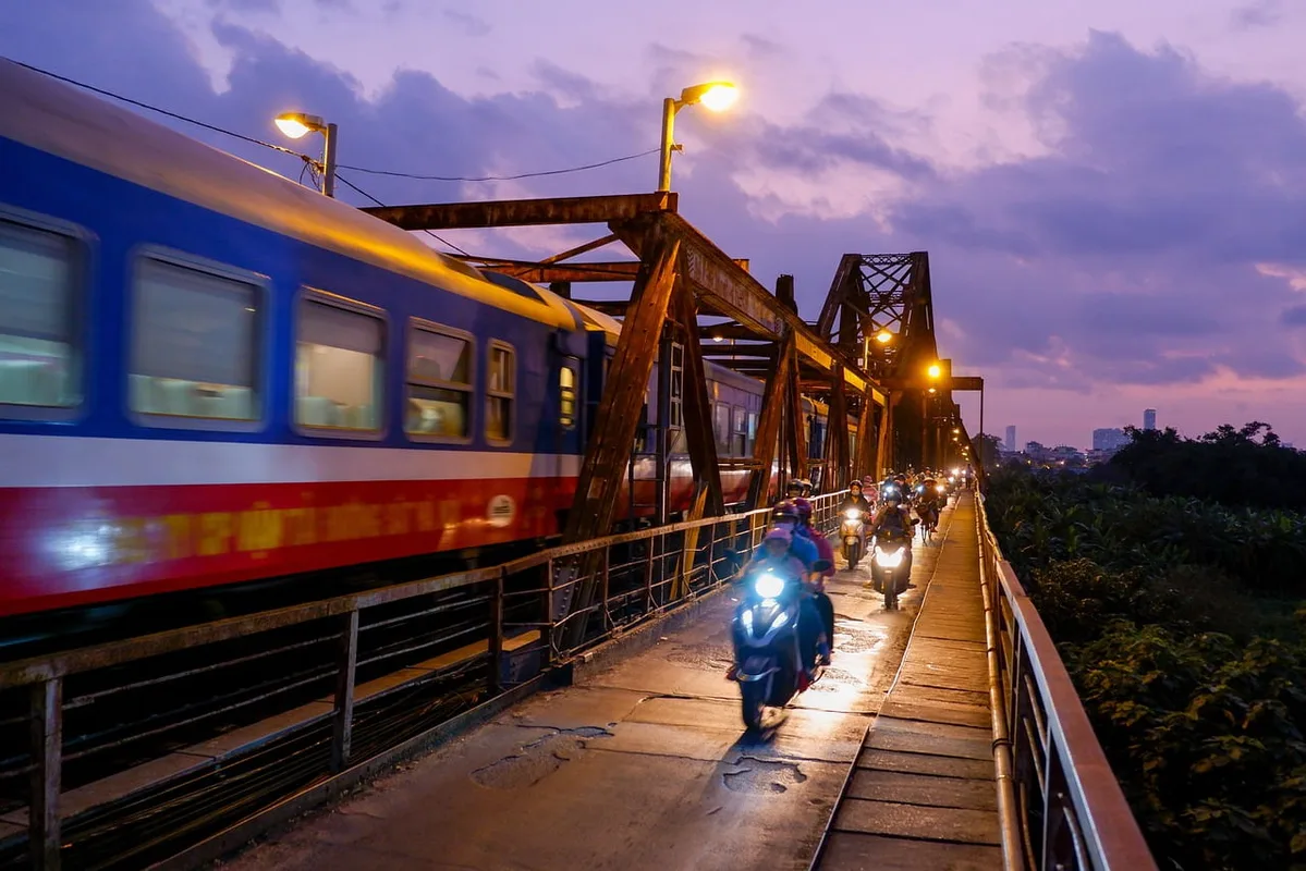 Làm Sao Để Lênh Đênh Khắp Việt Nam: Xe Máy, Xe Khách, và Hơn Thế Nữa!